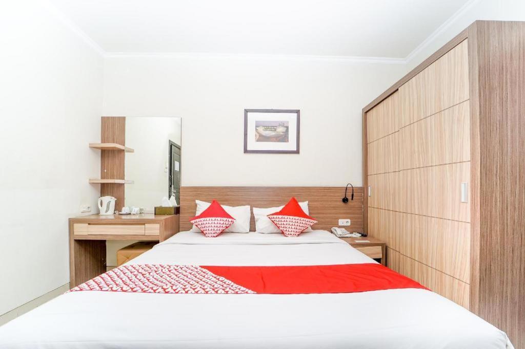 Oyo 235 Maumu Hotel & Lounge Сурабая Экстерьер фото