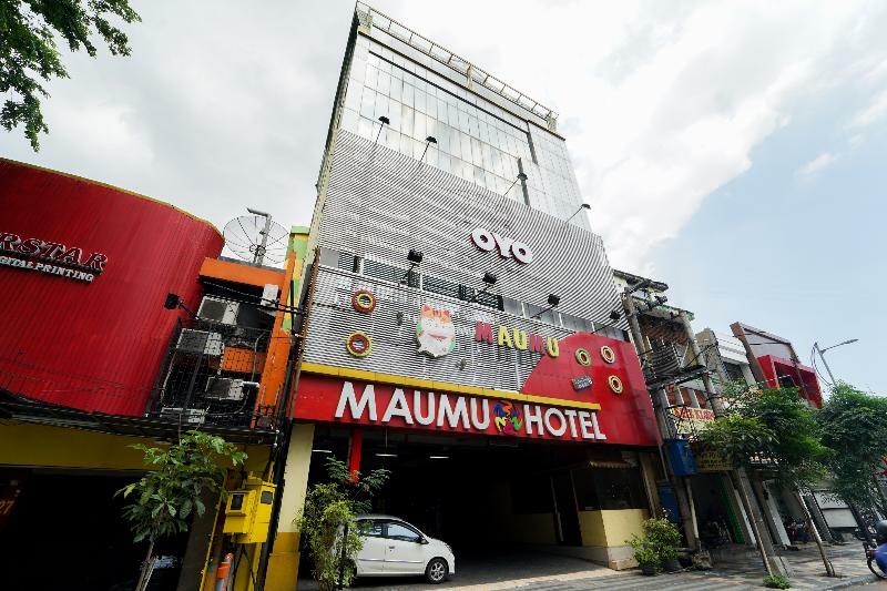 Oyo 235 Maumu Hotel & Lounge Сурабая Экстерьер фото