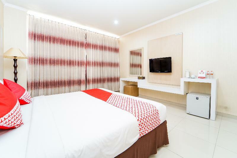 Oyo 235 Maumu Hotel & Lounge Сурабая Экстерьер фото