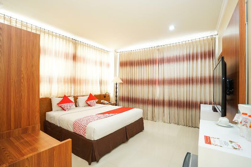 Oyo 235 Maumu Hotel & Lounge Сурабая Экстерьер фото