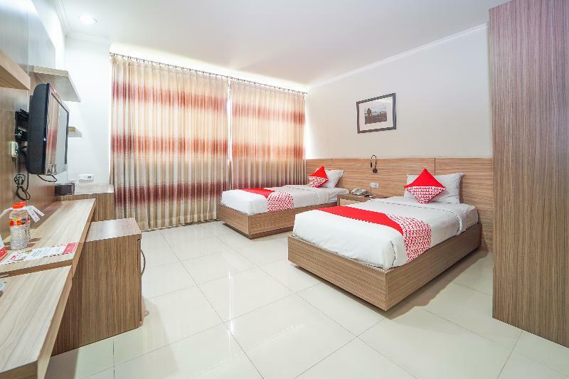 Oyo 235 Maumu Hotel & Lounge Сурабая Экстерьер фото